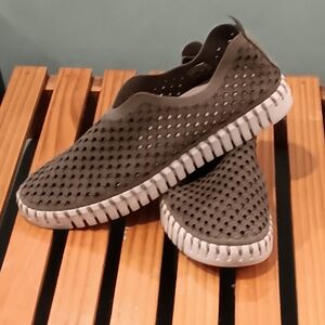 ISLE JACOBSON ARMY TULIP 139 PERFORATED SLIP ON SHOES